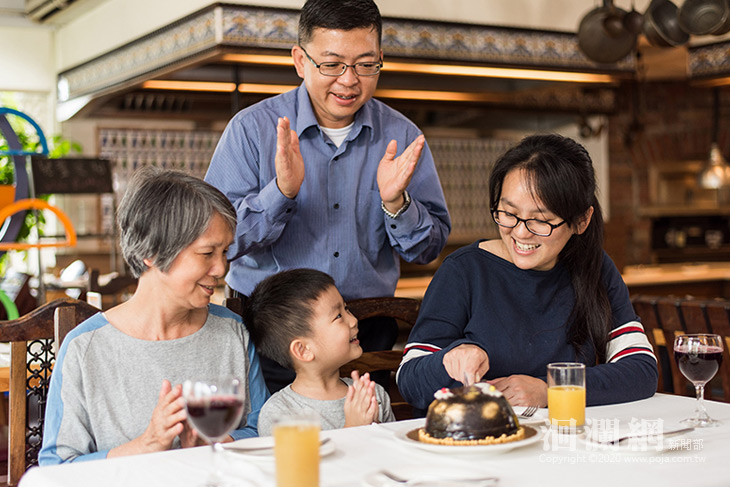 理想大地母親節里拉餐廳午晚餐享兩人同行第二人