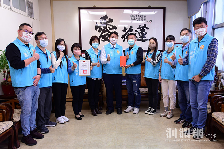 花蓮市辦理公投選務績效卓著 獲贈獎金捐實物銀