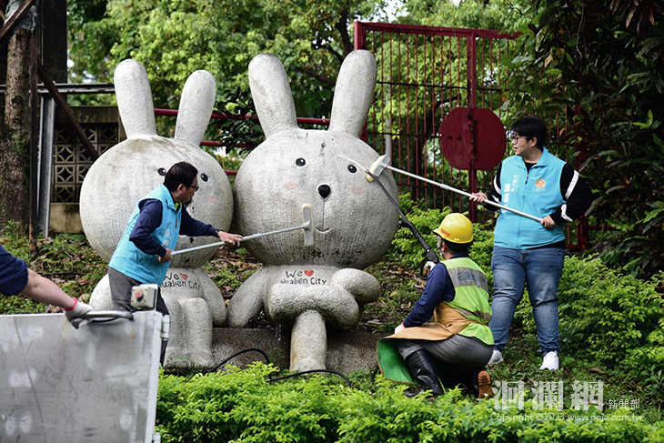 歲末年終 花蓮市清洗公共藝術空間迎新春
