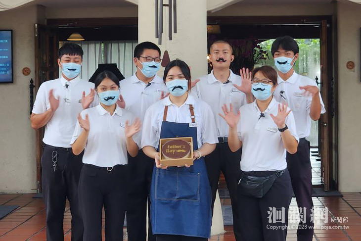 鬍子派對，理想大地全館同仁帥氣戴上鬍子，共譜歡樂