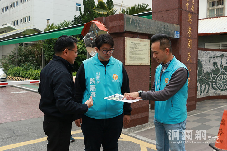 魏嘉彥會勘忠孝國小 盼改善雨天家長接送難題