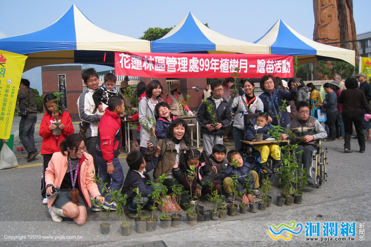 鄉親攜手來領苗  環境綠化好舒適