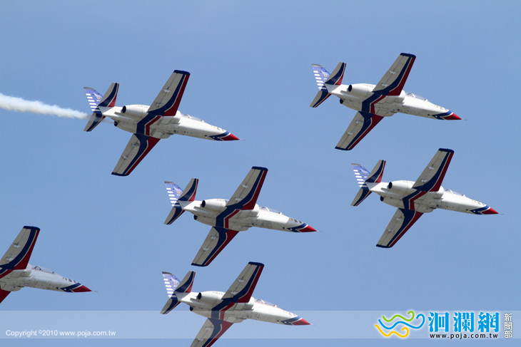 為表演暖身.雷虎飛行畫過花蓮天際