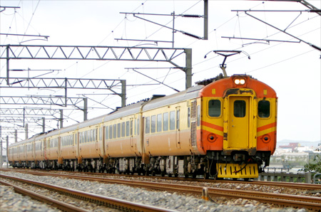 台鐵環島接力英國貴婦(EMU100型自強號電聯車)行