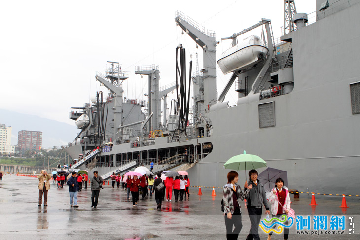 ［影音］敦睦艦隊花蓮開放參觀遇雨民眾依然熱情