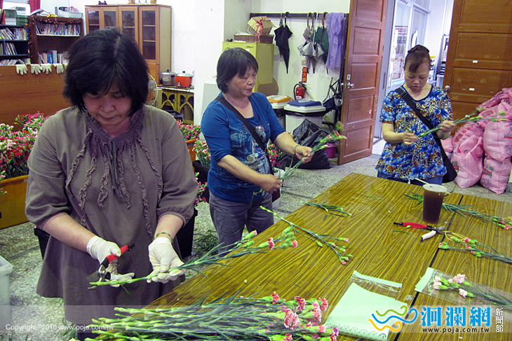 我愛媽咪100年-家扶加緊趕製母親節花卉