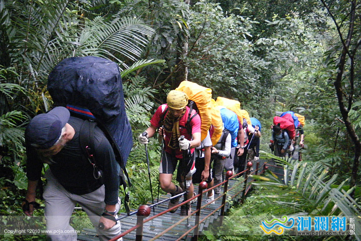 登山體驗營帶領學校教職員、大專生進入山林殿堂