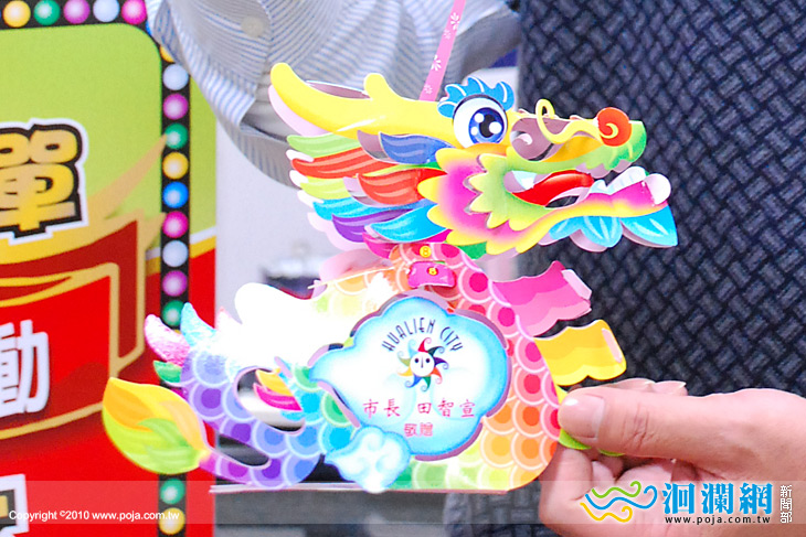 上班頭一天，到花蓮市公所換龍年提燈囉！