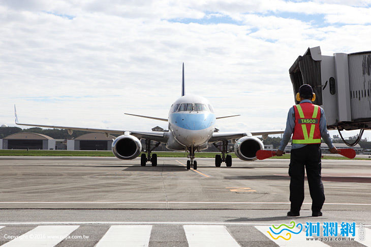 華信接手北花航線，首航董事長何煖軒搭乘抵花