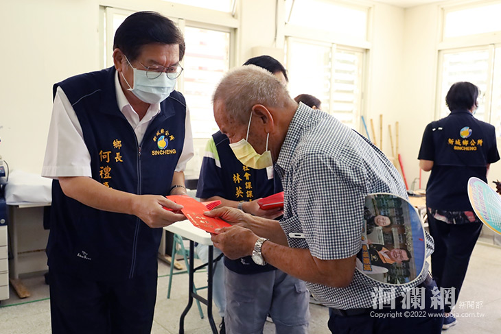 新城鄉重陽敬老禮金發放 何禮臺關懷長者並加倍