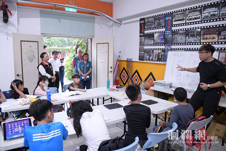 徐榛蔚與國際獅子會訪視西寶國小師生暫置富世國