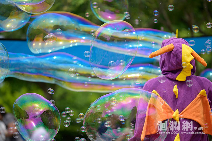 公益童樂潑水節 遠百花蓮變身泡泡水樂園 週末暖