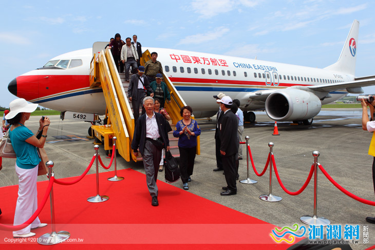 [影音]大陸包機首降花蓮，噴水禮、熱舞迎賓