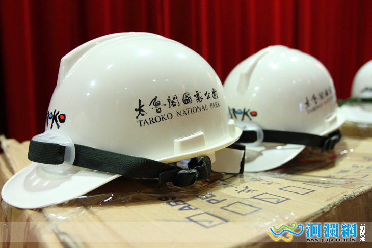 [影音]8 民間企業及團體購置 2660 頂安全帽捐贈