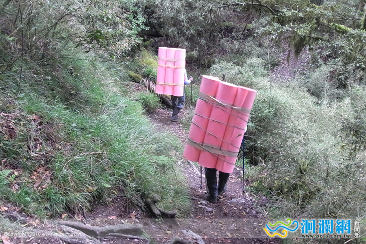 南湖大山避難山屋鋪設軟墊，志工讓山屋更溫暖