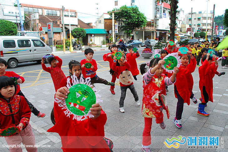 市托小朋友自製舞獅歡喜拜年