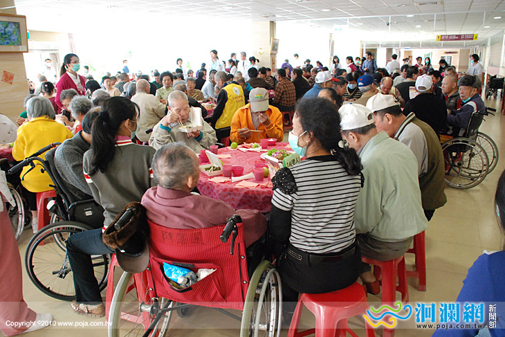 門諾醫護人員與住友圍爐歡慶新年到