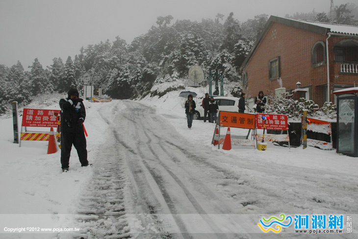 合歡山下大雪，積雪深注意交通管制