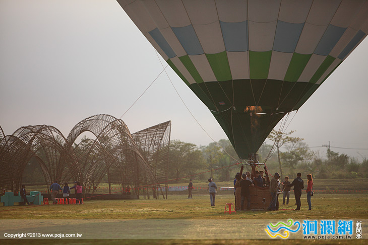 花蓮翱翔季明下午開幕15顆熱氣球同時昇空