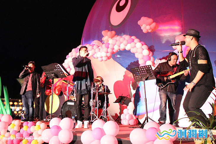 彩虹夜市星光舞台，街頭藝人每周末營造繽紛夜