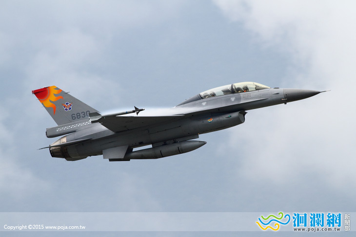 花蓮戰機迎曙光， 七星潭健走淨灘迎新年