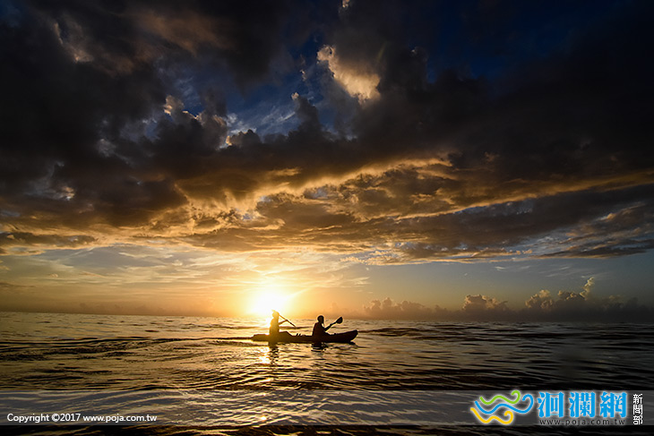 中秋節划獨木舟看月亮從太平洋升起
