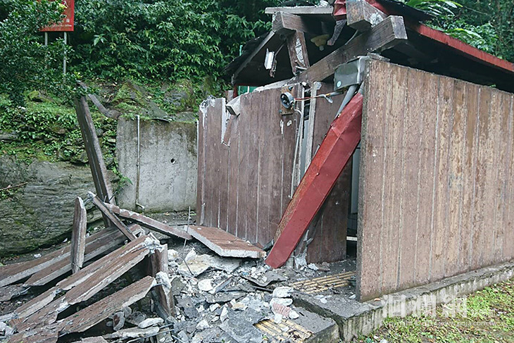 南安瀑布公廁遭落石撃中，公廁及步道暫時封閉