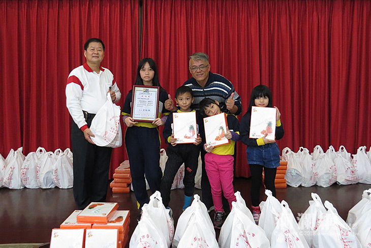 社團法人觀世音慈心會贈壽豐鄉清寒學生600份年