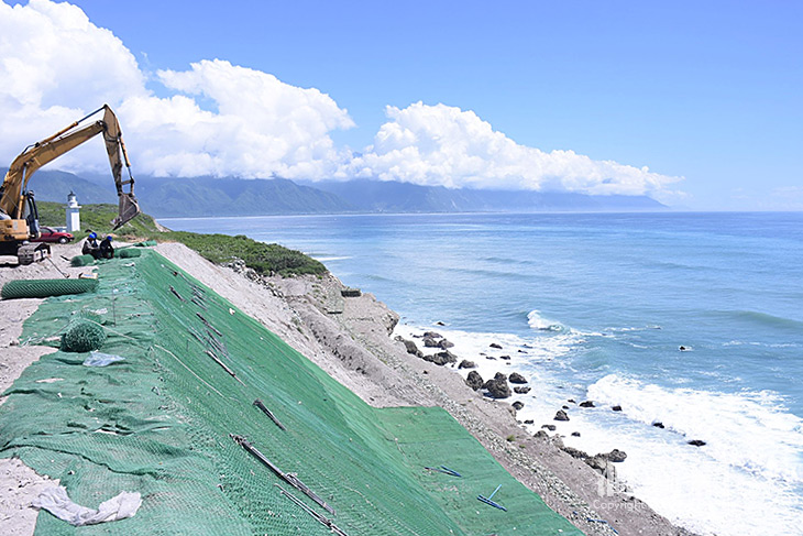 強颱來勢洶洶垃圾掩埋場邊坡整治工程加強防護