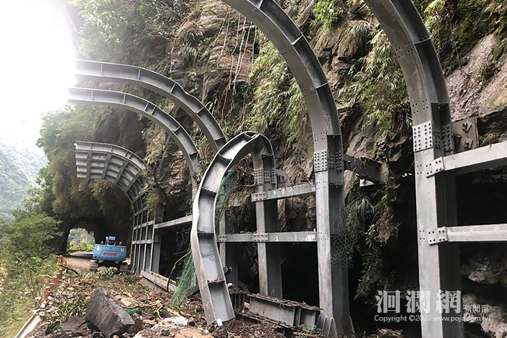 落石影響，中橫舊道新長春橋段防落石棚工程封閉展