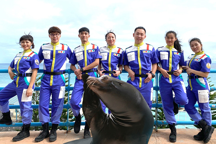 過年期間小童穿紅衣，海洋公園免費玩
