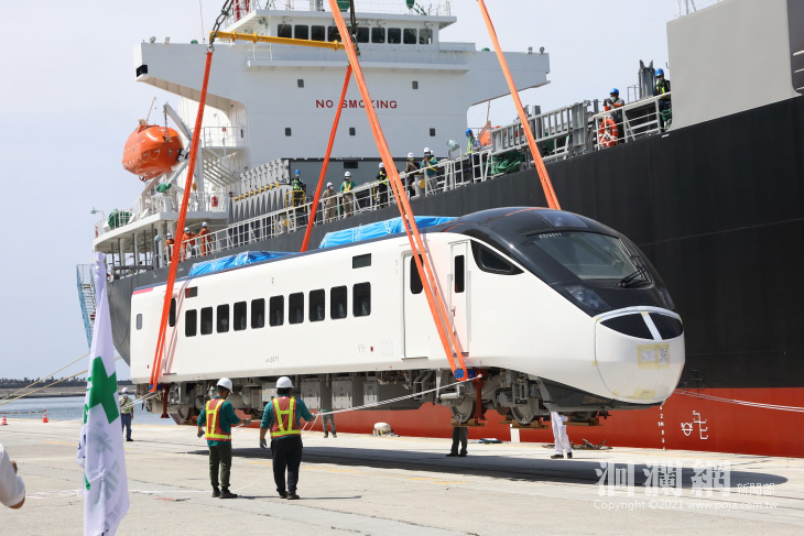 EMU3000新型城際列車抵臺，今天花蓮港卸船作業
