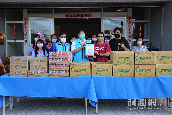 飲料經銷商慰勞清潔隊員，魏嘉賢頒贈感謝狀
