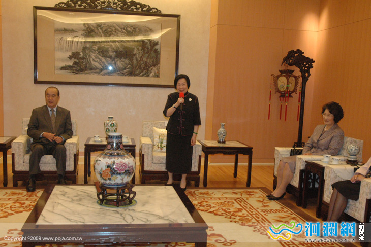 「花蓮縣榮譽縣民證書」予辜嚴倬雲主任委員