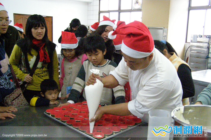 家扶中心扶助的孩子們製作麵包迎接聖誕佳節