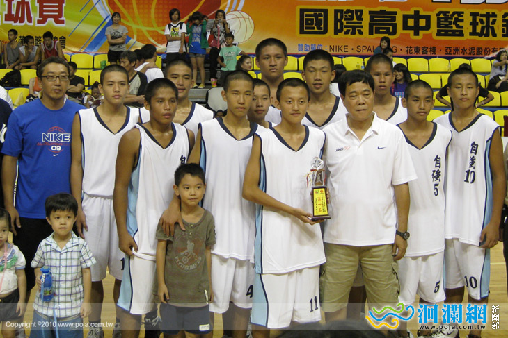 自強國中男子籃球隊  以全勝、分組冠軍之姿進入