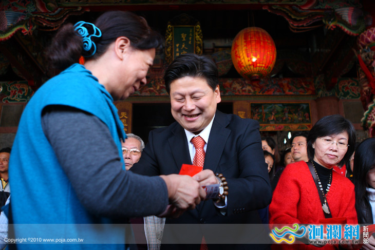 縣長紅包搶手,人龍綿延帝君廟