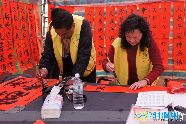 11日上午花蓮市公所辦理春聯現場揮毫提供市民免
