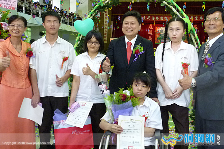 花農勵學獎 4 生不畏身障努力向學