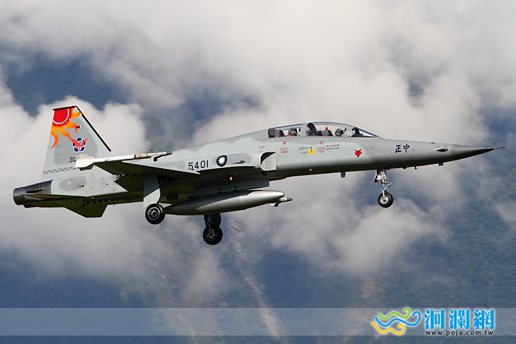 [影音]晚間七點五二分 空軍花蓮兩架F5型戰機失