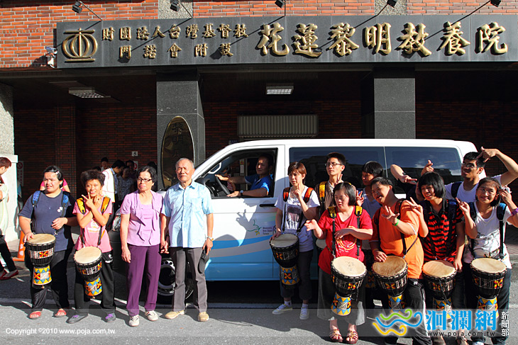在地愛心～麥田麵工坊贈復康車給花蓮黎明教養院