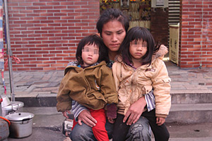 媽媽猝死,清寒父帶小姐妹等待扶助