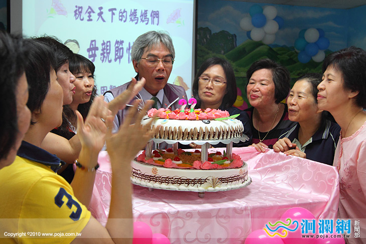 慶祝母親節活動市長致贈康乃馨給予代表、里長、