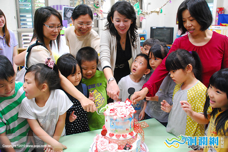 市長夫人前往市托贈送康乃馨慶祝母親節