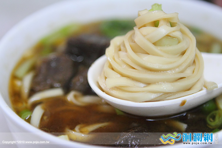巷弄美食-牛肉麵/排骨麵 飄香35年