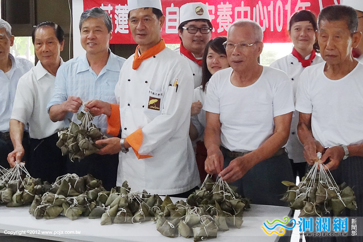 臺觀院學生送粽過端午，榮民伯伯感溫馨