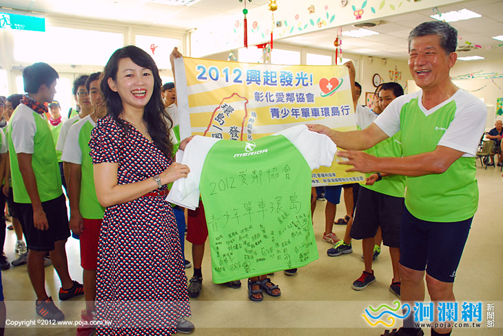愛鄰環島青少年鐵馬環台作公益，市長夫人給予勉勵