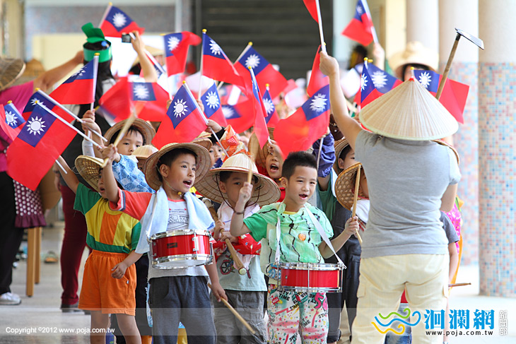 市立幼兒園慶雙十變裝小農夫揮舞國旗遊街