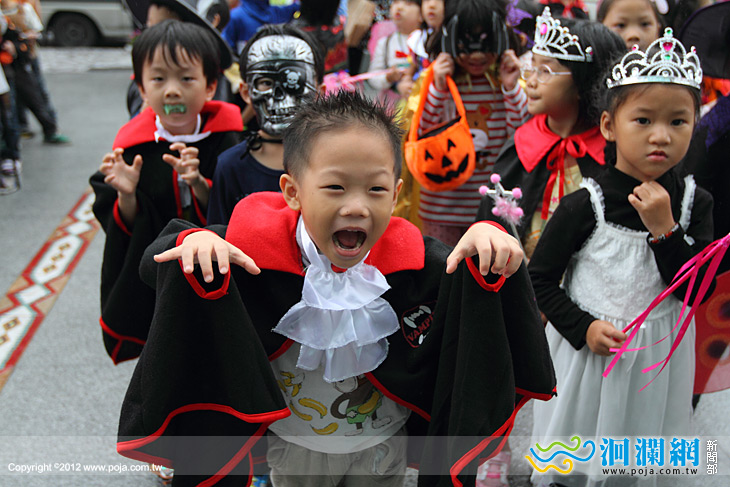 瘋萬聖-市立幼兒園變裝600多人大跳騎馬舞