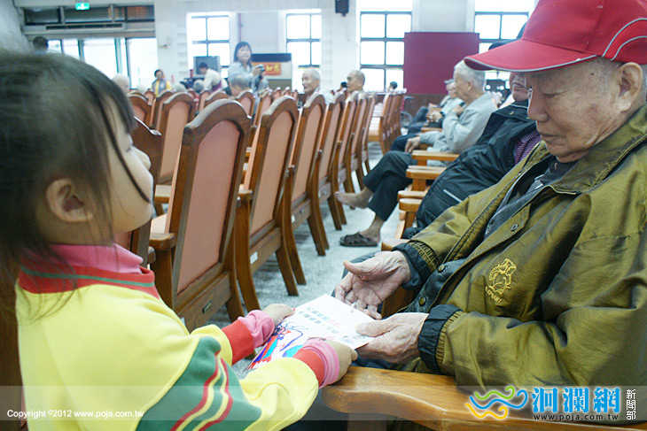 感恩節前夕 市立幼兒園小朋友前往老人之家送祝